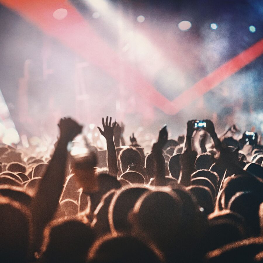 Imagen de concierto - Canva