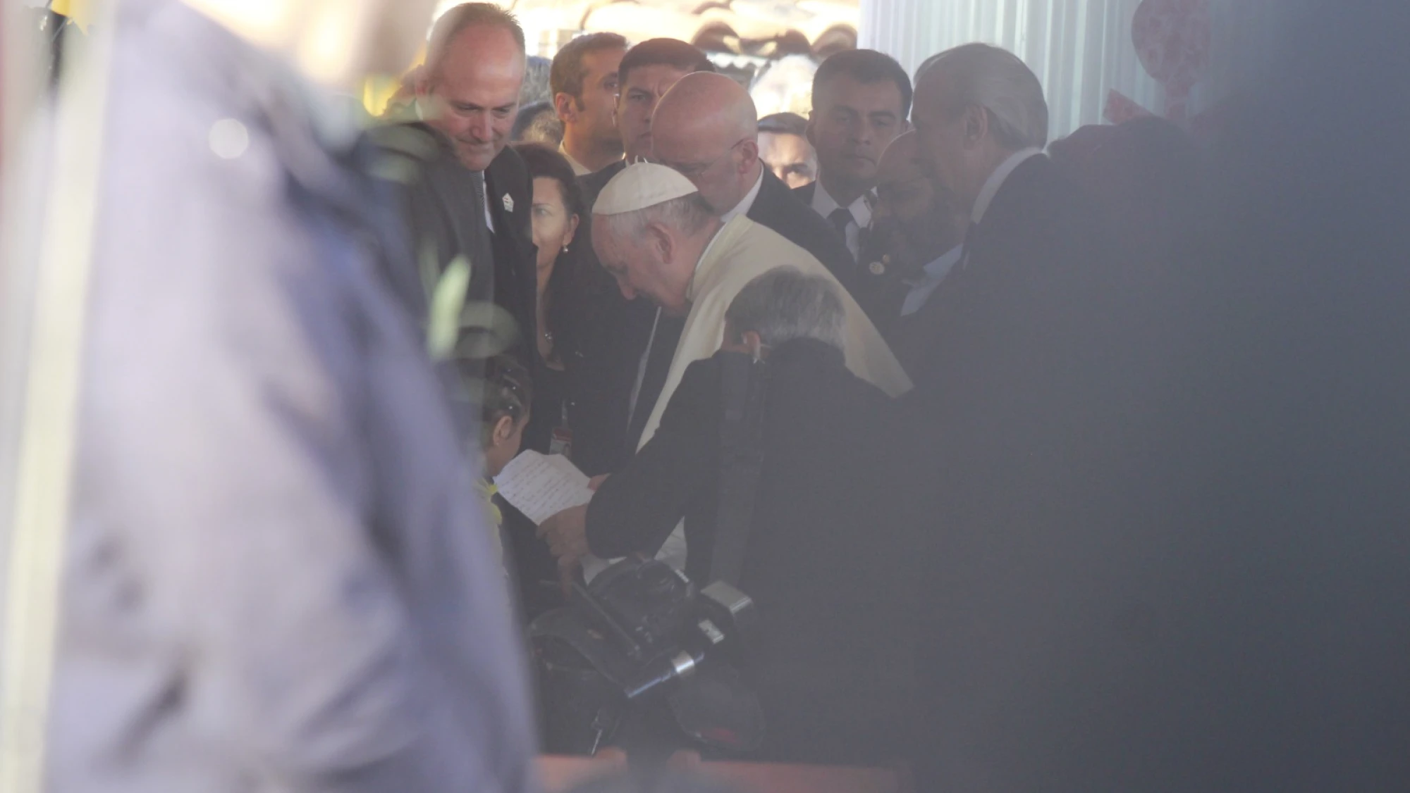 Momento en que Kyarha entrega la carta al Papa. Fuente: Diario EXTRA 2015 Haïti - manifestaciones