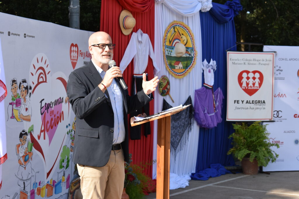 El Padre Daniel Villanueva SJ durante el lanzamiento de la Rifa 2025 de Fe y Alegría Paraguay