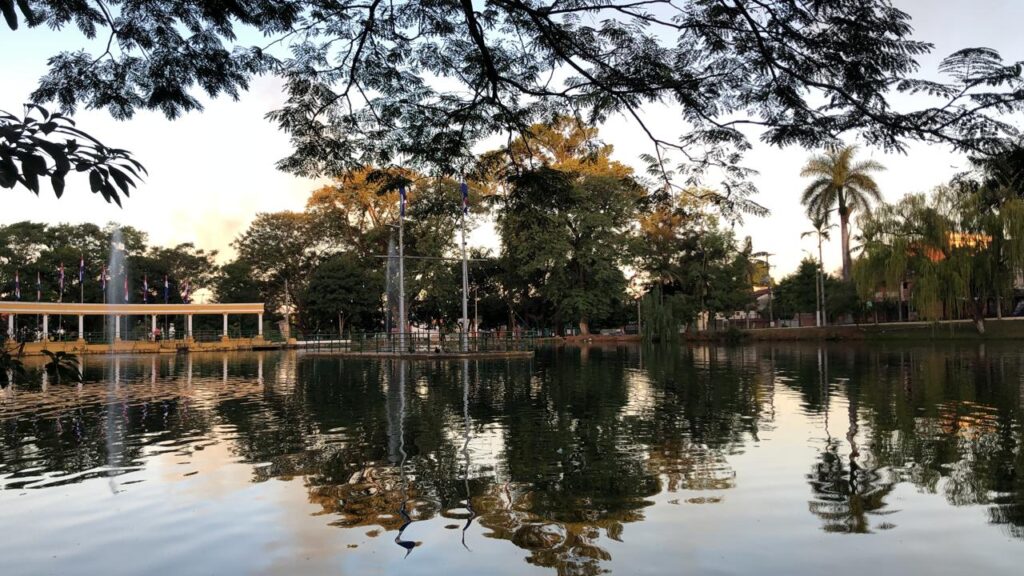 Parque Manuel Ortiz Guerrero - Radio Fe y Alegría - lago al atardecer