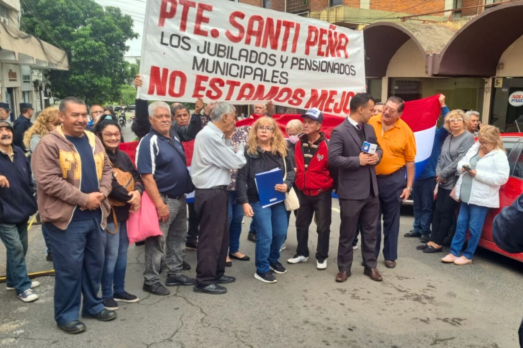 Crisis en la Caja de Jubilados Municipales de Asunción - Radio Fe y Alegría 1300 AM (2) Crisis en la Caja de Jubilados Municipales de Asunción - Radio Fe y Alegría 1300 AM (2)