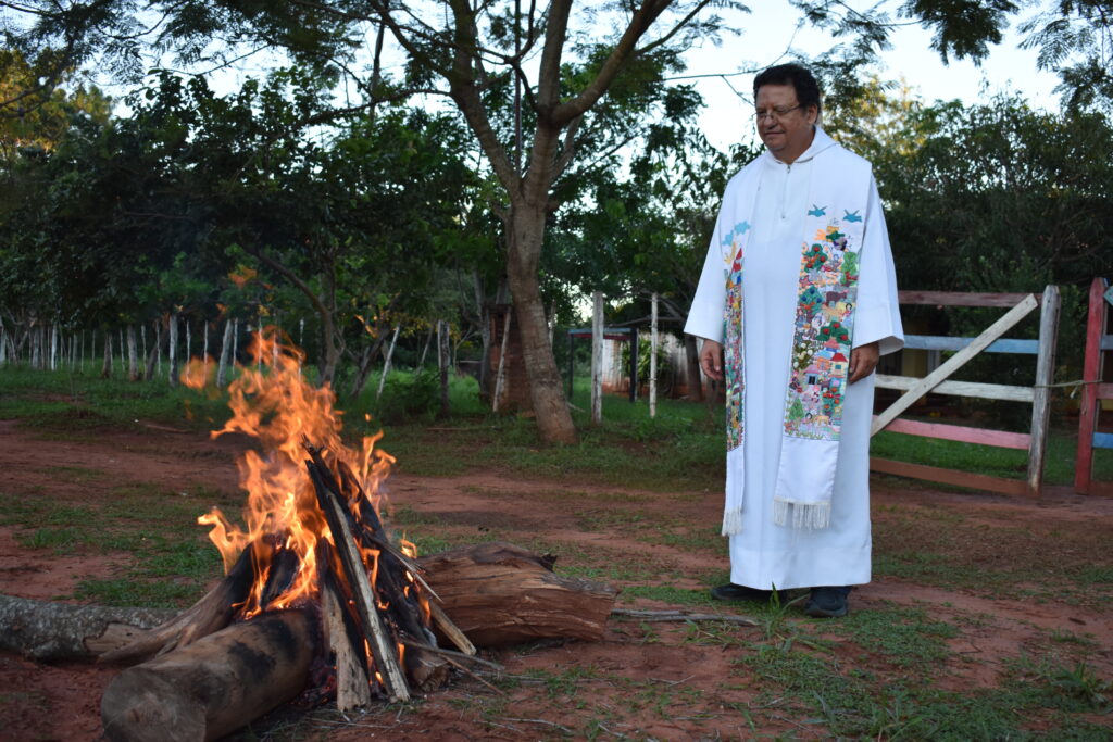 Padre Máximo Mendoza jesuita