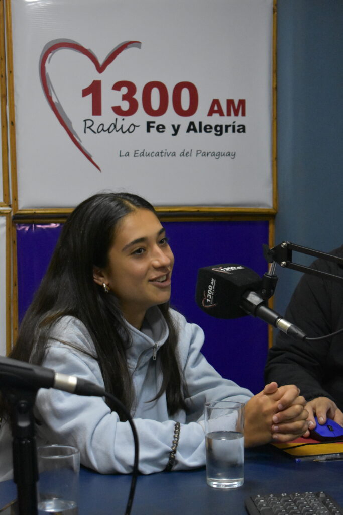 Estudiantes de la Universidad Comillas trabajan por el agua en Bahía Negra - en el estudio de Radio Fe y Alegría 1300 AM - 2