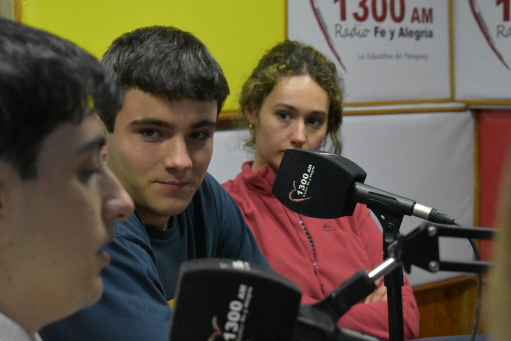 Estudiantes de la Universidad Comillas trabajan por el agua en Bahía Negra - en el estudio de Radio Fe y Alegría 1300 AM - 3