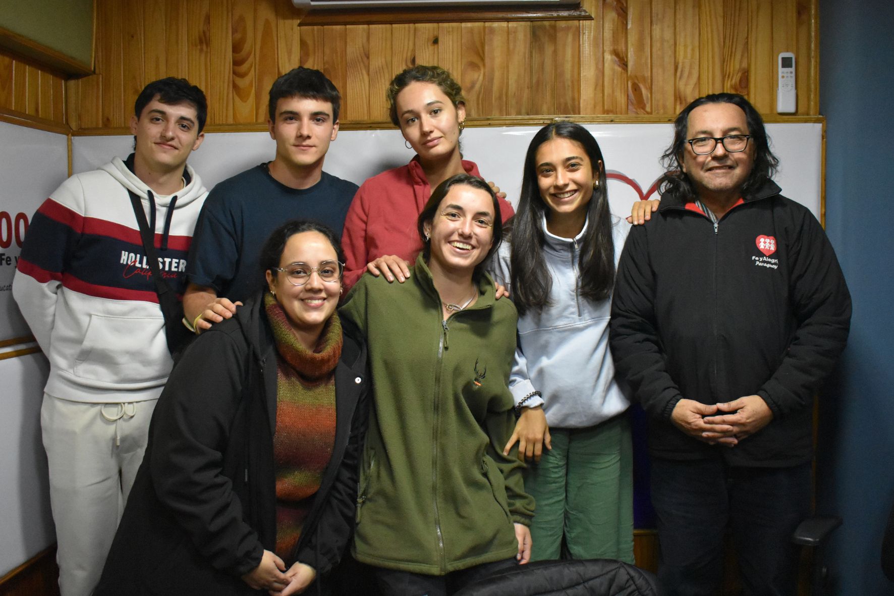 Estudiantes de la Universidad Comillas trabajan por el agua en Bahía Negra - en el estudio de Radio Fe y Alegría 1300 AM - 4 Estudiantes de la Universidad Comillas trabajan por el agua en Bahía Negra - en el estudio de Radio Fe y Alegría 1300 AM - 4