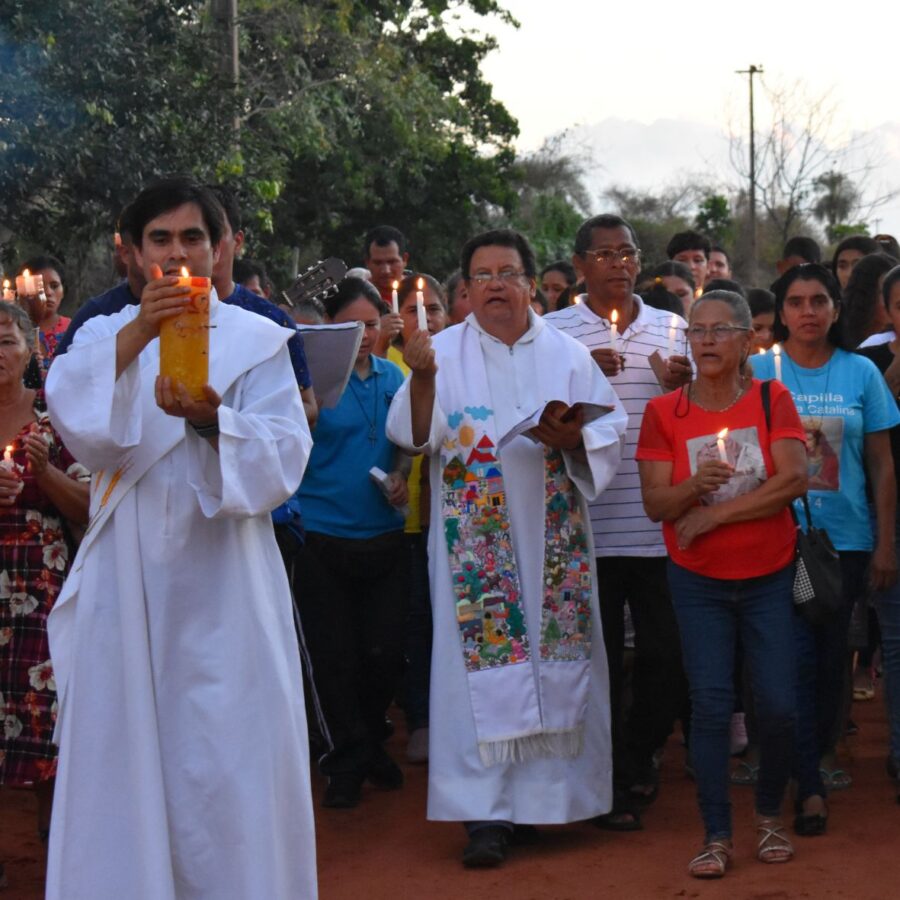 Padre jesuita Máximo Mendoza durante la Semana Santa