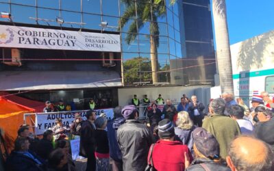 Adultos mayores mantienen carpa de resistencia frente al MDS y exigen cumplimiento de la ley